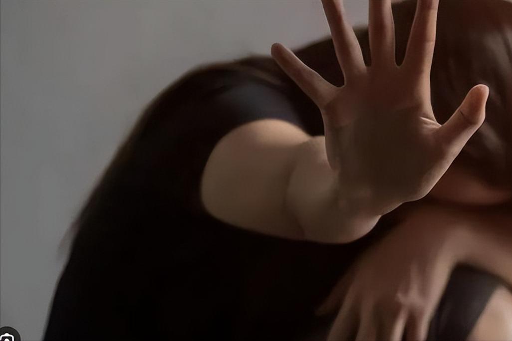 12岁男孩夜袭21岁女大学生,实施性侵!警察:不具备刑事年龄