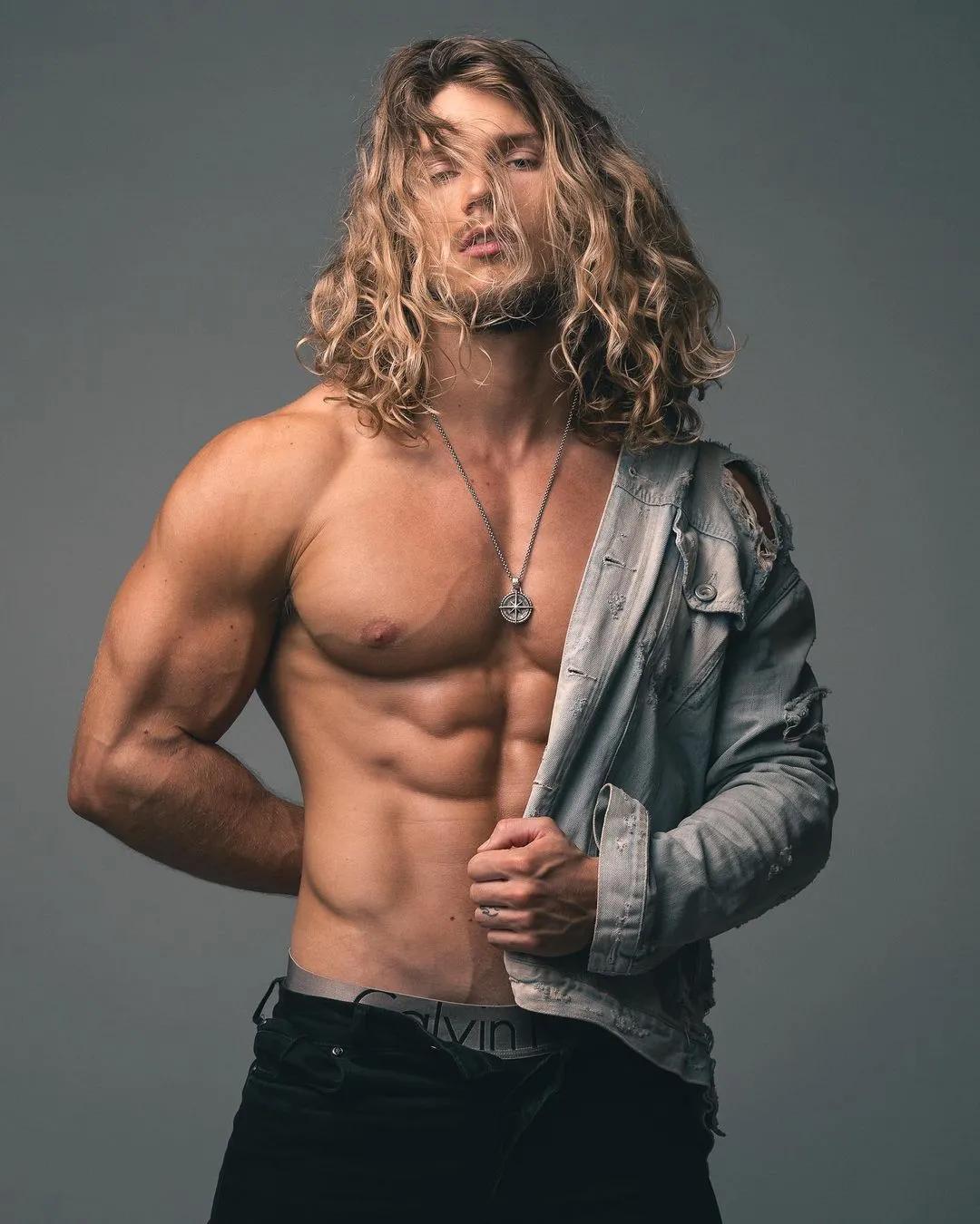 世界上最帅最强壮的肌肉男人,2021全球最帅男面孔第一名