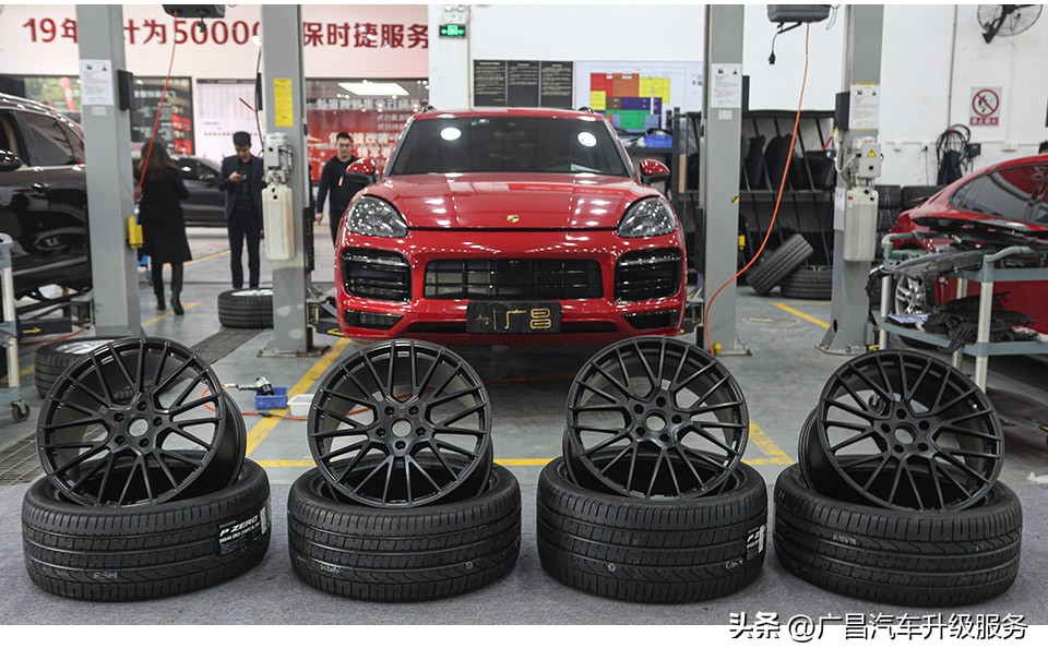 保时捷卡宴2023胭脂红颜色,保时捷卡宴老款升级黑红