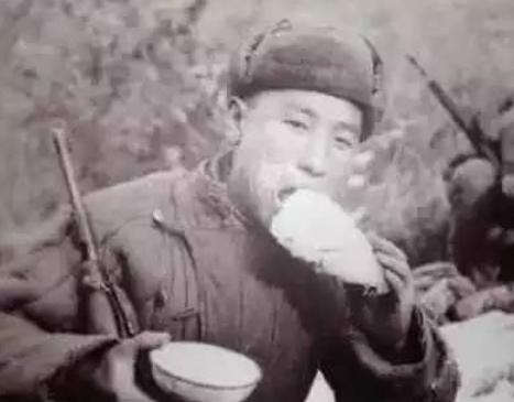 志愿军吃美军留下的菠萝罐头,中国志愿军缴获美军午餐肉罐头