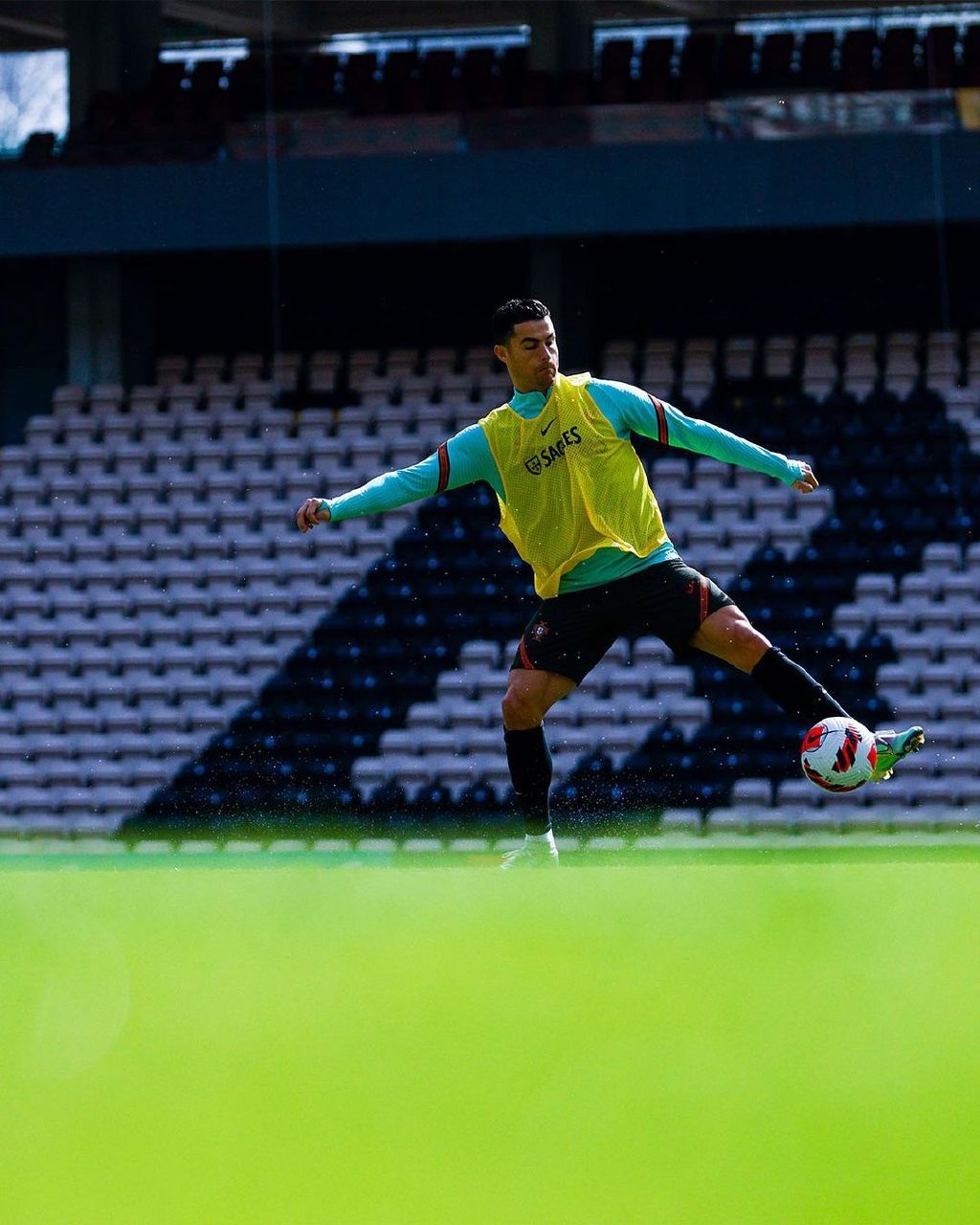 1-0到0-0！葡萄牙太狠了，创19年纪录，C罗+佩佩领衔，决战黑马