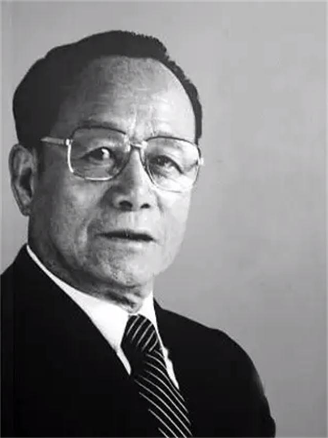 76年毛主席病逝，*国锋华**紧急召开会议：有三个问题需要尽快解决