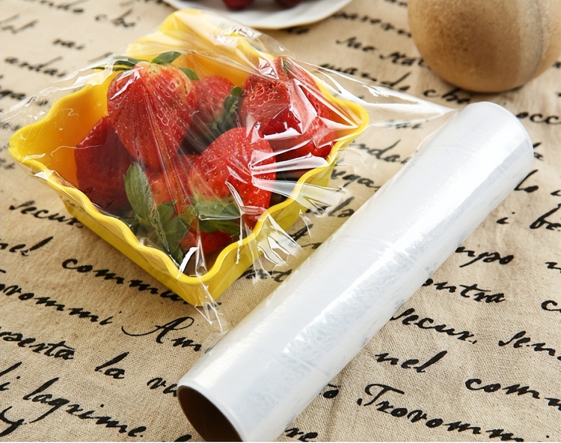 保鲜膜贴在皮肤上有什么危害,保鲜膜有毒吗对身体有害吗