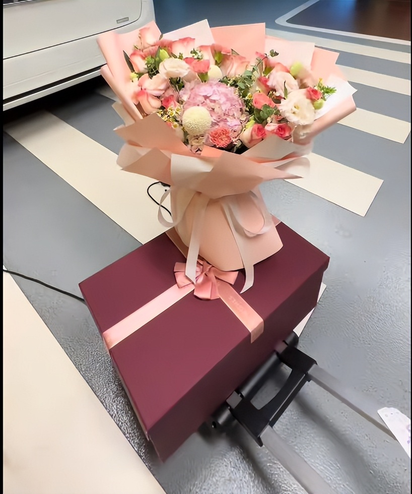 女子过生日收到刮刮卡,朋友过生日送刮刮卡