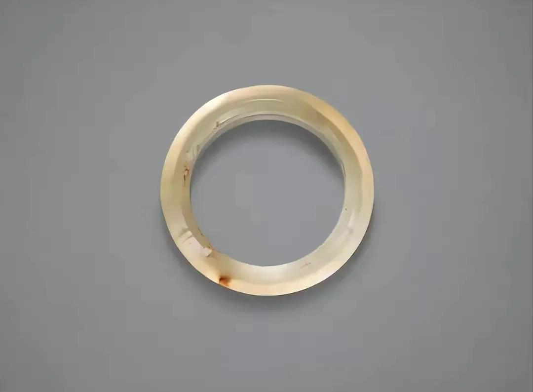 流失海外的商周玉器,商周遗址出土石家河玉器