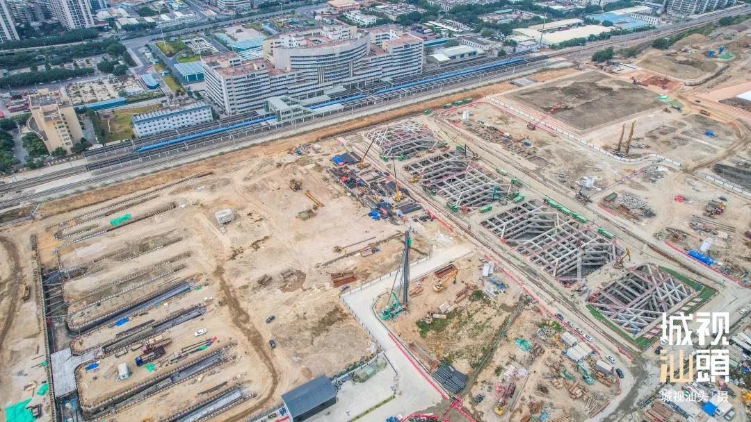 汕头站东侧出现一个很深的“大坑”？