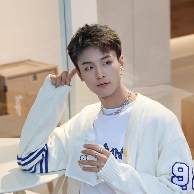 短发男生如何打理后面头发,中分短发男生怎么打理