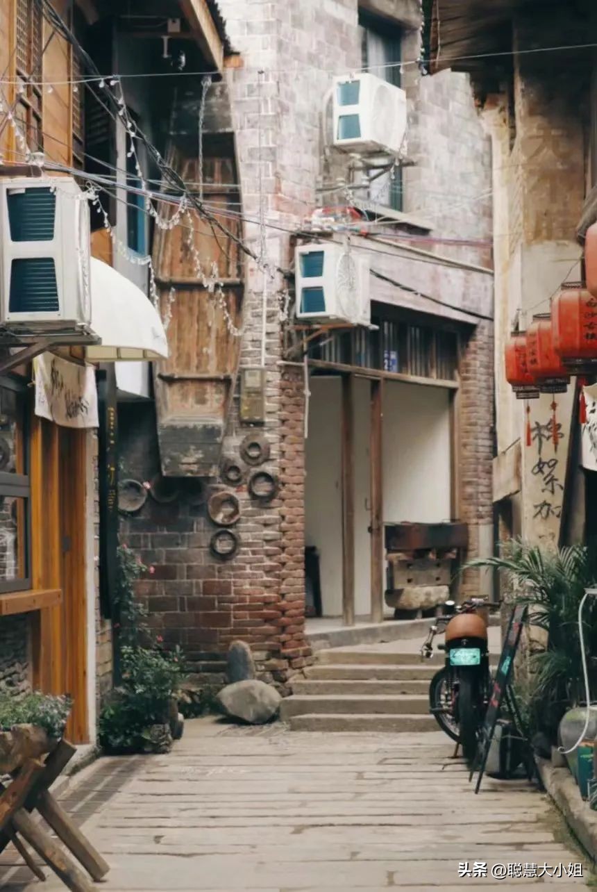 一场烟花登顶热搜！满城美食火成顶流，这座夏日小城太宝藏了！