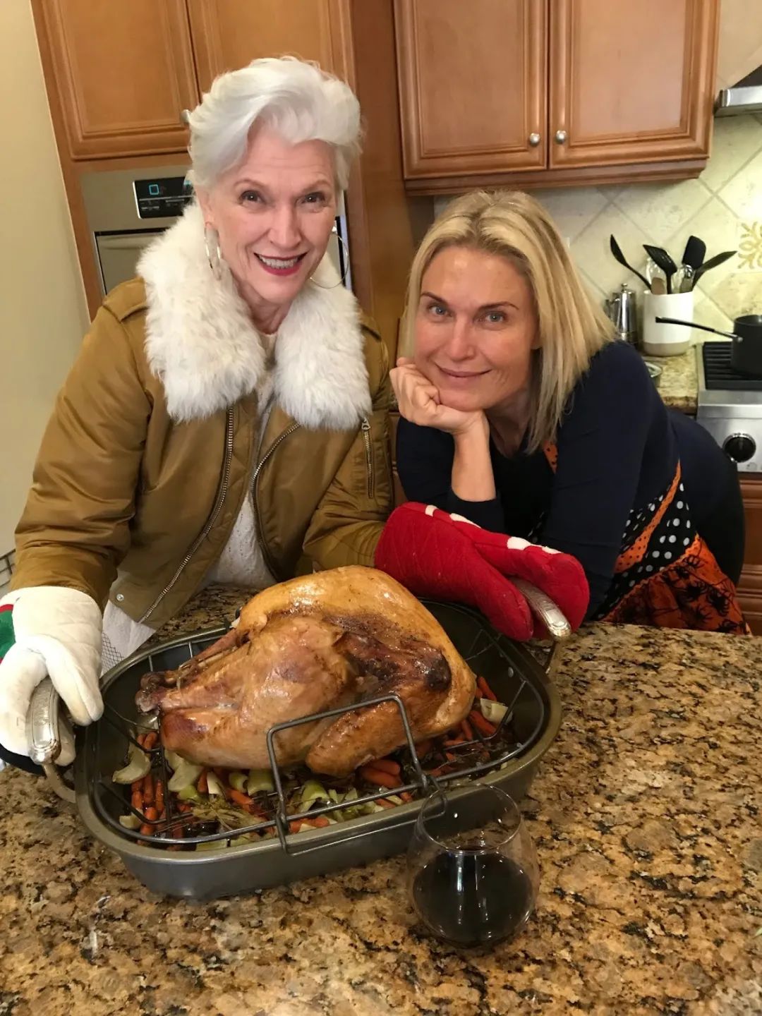 74岁马斯克妈妈来中国,穿国货超惊艳!为什么她越老越飒?