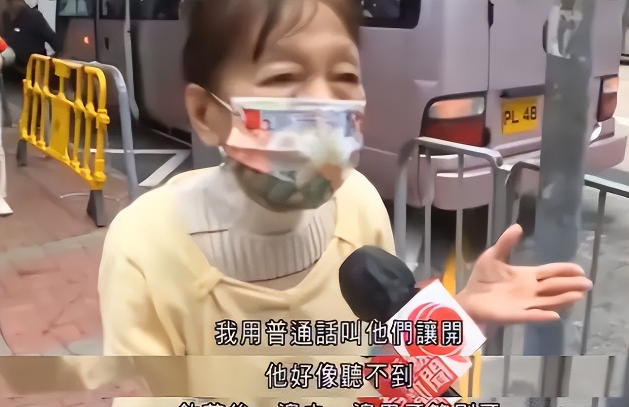 内地游客在香港街头吃饭,香港本地人评价大陆游客