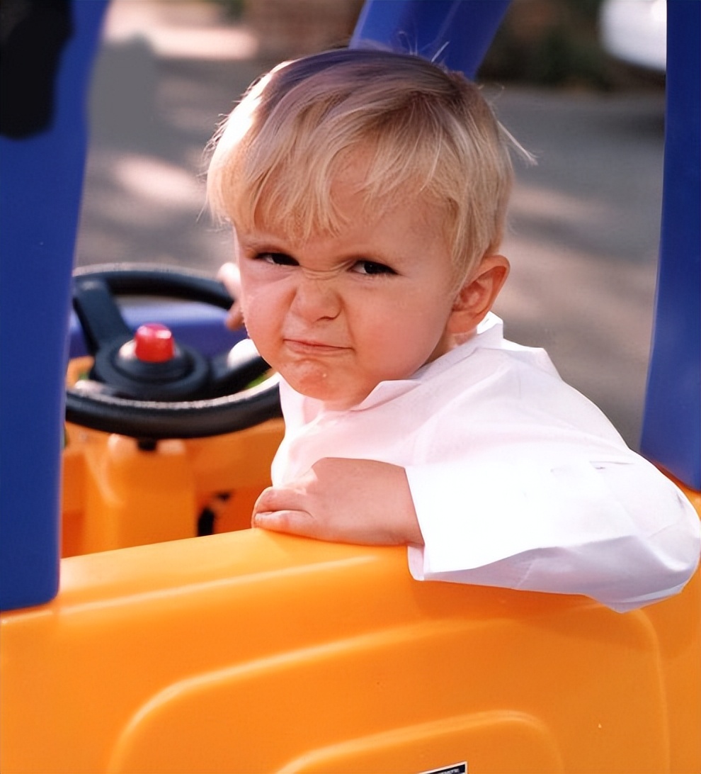 2009年杰克逊去世：长子遗传白癜风，女儿14岁被侵犯，幼子最像他