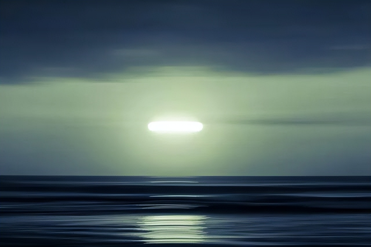 哈尔滨天空不明飞行物,深夜哈尔滨空中惊现不明飞行物