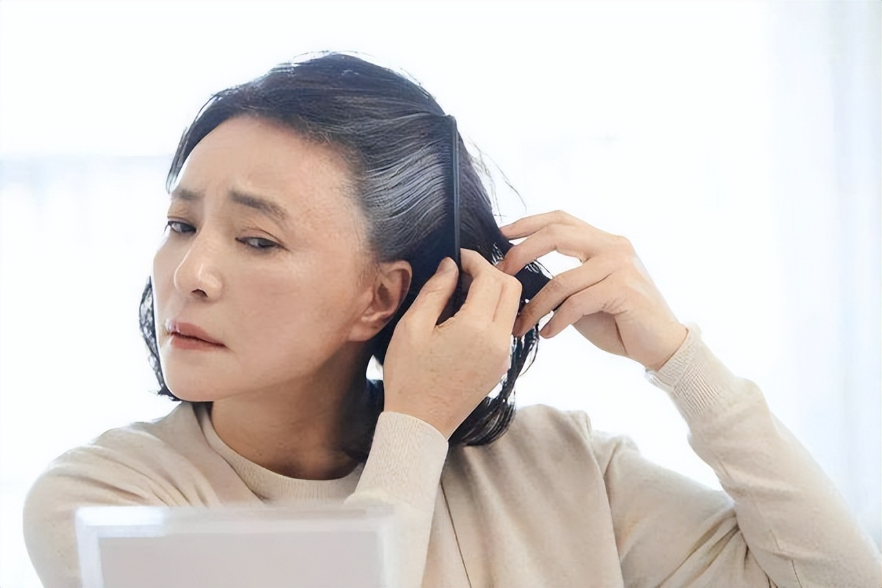 前额和鬓角白发是什么原因,两鬓和后脑勺长白发是什么原因