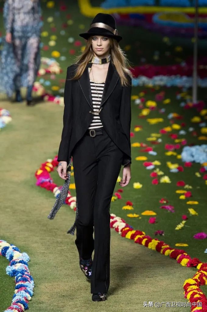 很热怎么穿,夏季天热怎么穿才够时尚