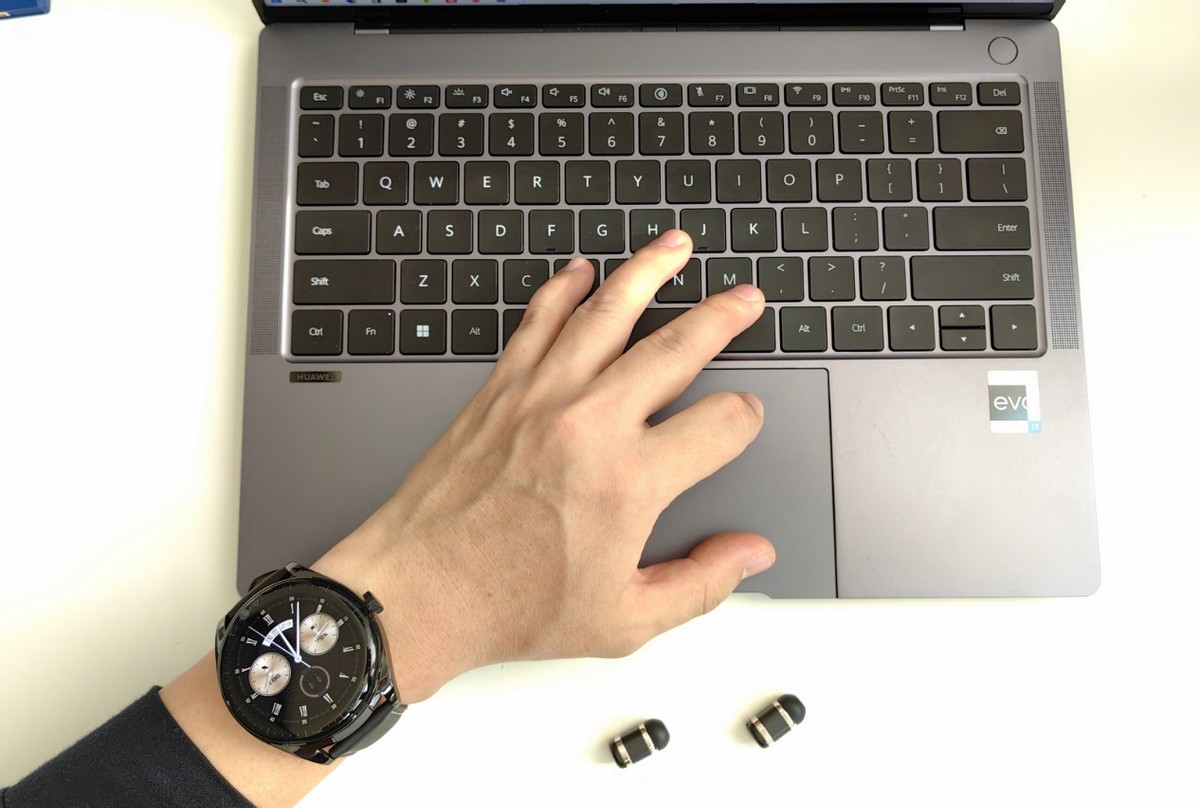 华为手表耳机watchbuds实用性,华为watchbuds耳机佩戴