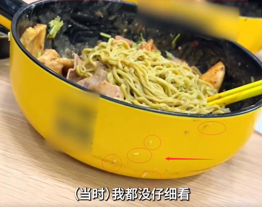 麻辣烫碗边爬满虫,门店回应麻辣烫碗边爬满蛆虫
