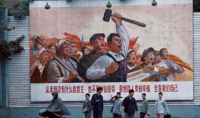 羞耻与痛苦：30张老照片记录纳粹强迫妇女脱衣的残忍场景！