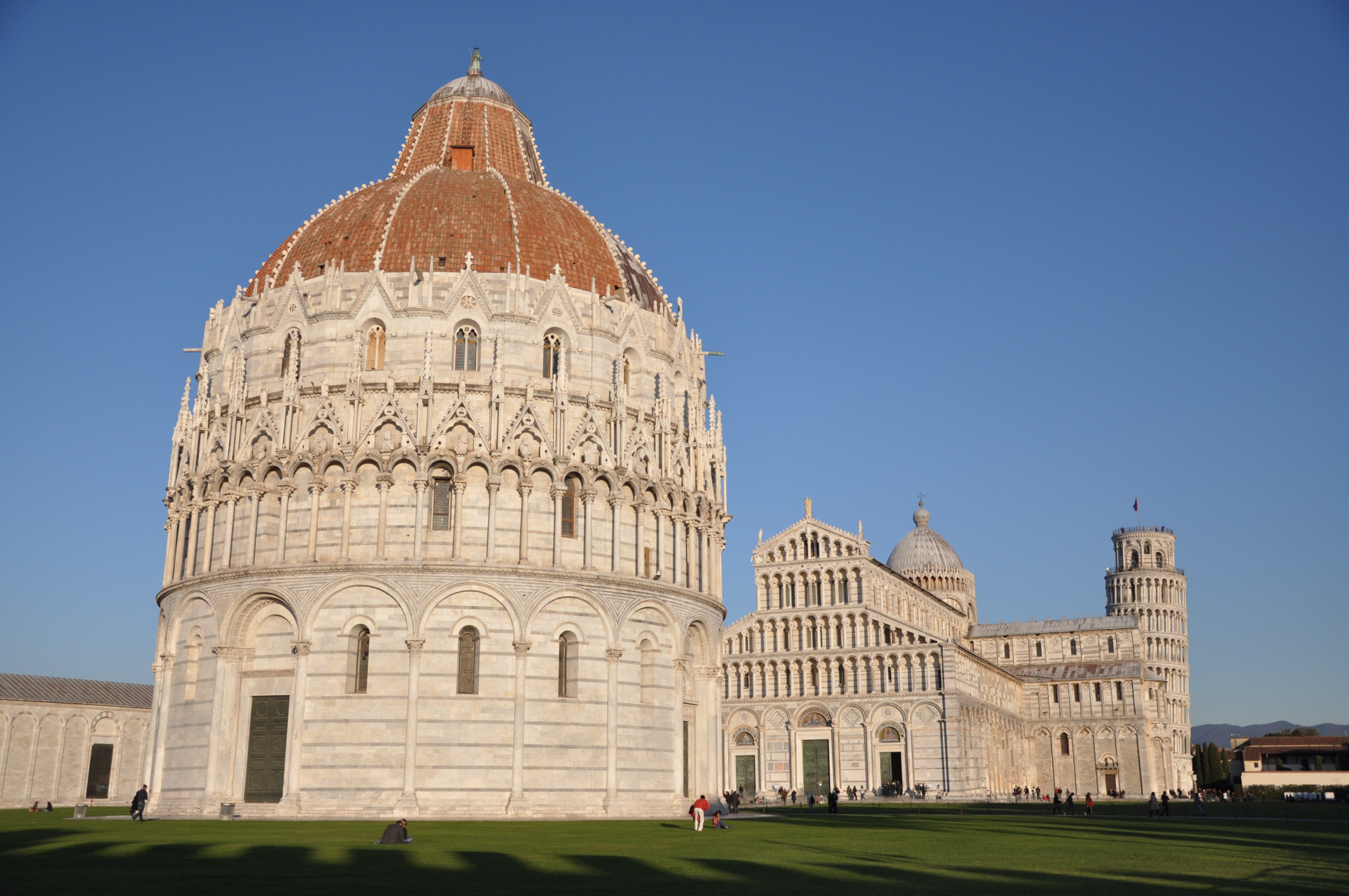 罗马式比萨斜塔,著名的意大利比萨斜塔是斜的吗