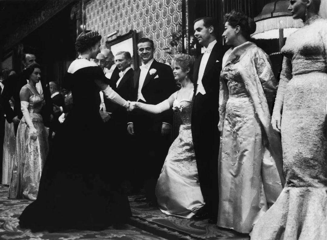 96岁女王登基70年，路易小王子卖萌抢镜！女王年轻时颜值衣品绝美