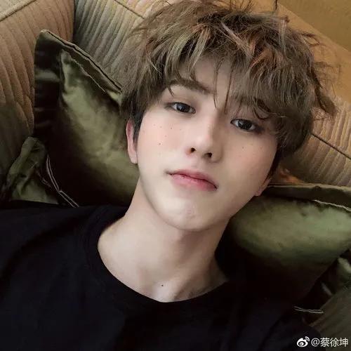 蔡徐坤和肖战谁更火,蔡徐坤和王一博哪个火