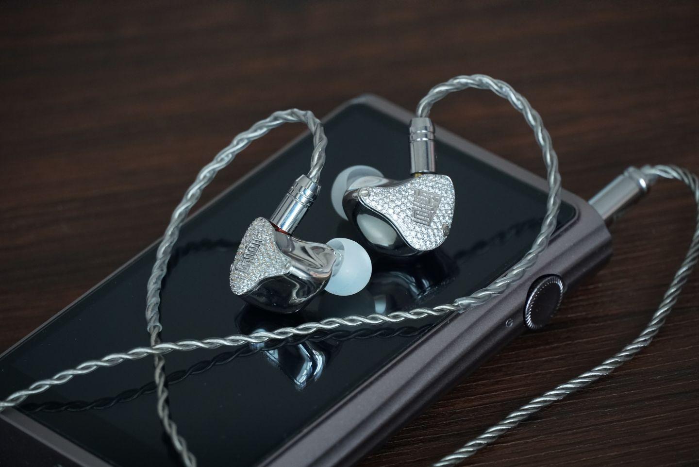 198颗宝石，铂金镀层，微动圈生物振膜，我以为高达9999元