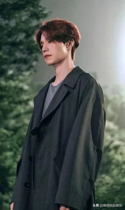 男士黑色大衣内搭什么颜色打底,男士穿大衣怎么搭配裤子和鞋子
