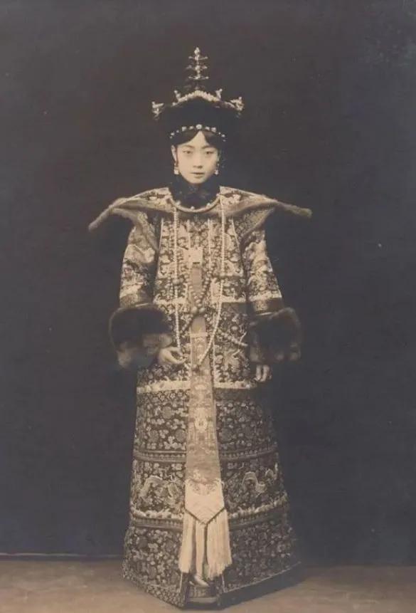 末代皇帝婉容沉溺鸦片,末代皇帝皇后婉容吸大烟