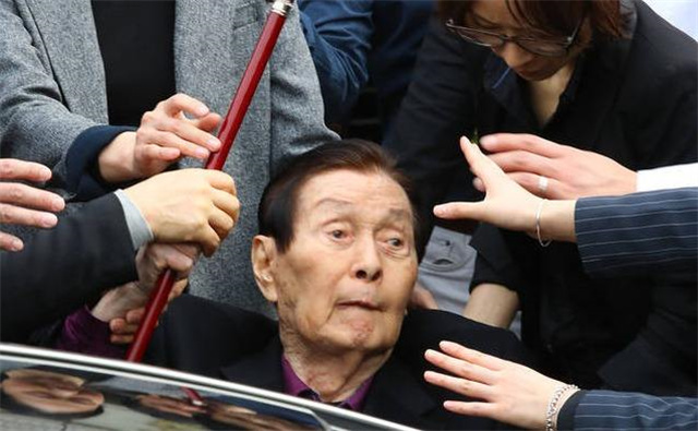 辛格浩：白手起家赚千亿，89岁还让26岁女星服务，95岁迎牢狱之灾