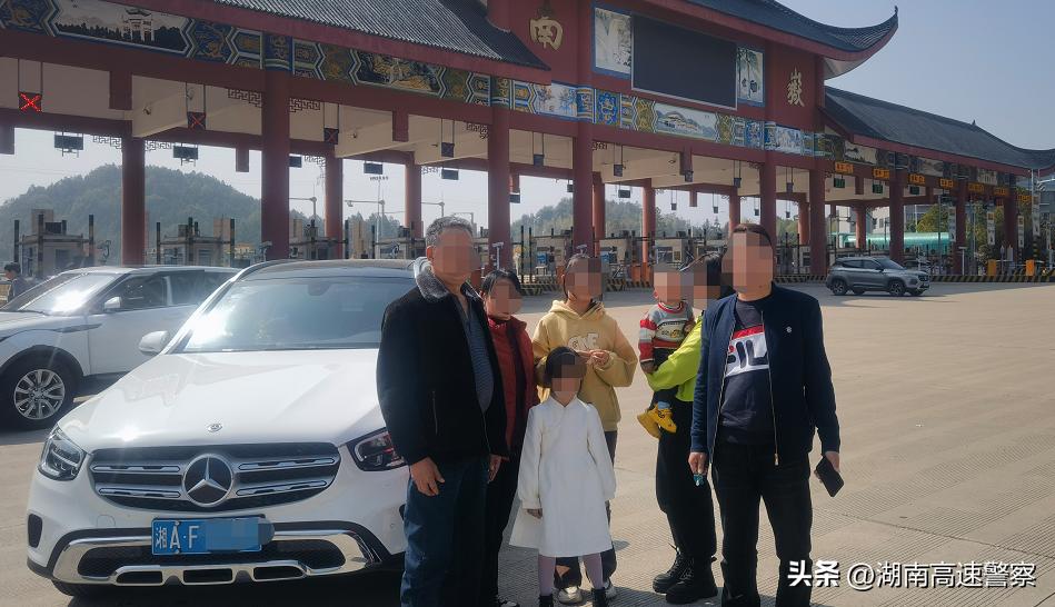 面包车超员20%以上被交警查获,9座面包车被查