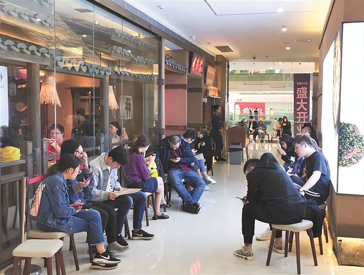 疯了！一杯奶茶在重庆炒到180，用依云水冲泡的吗