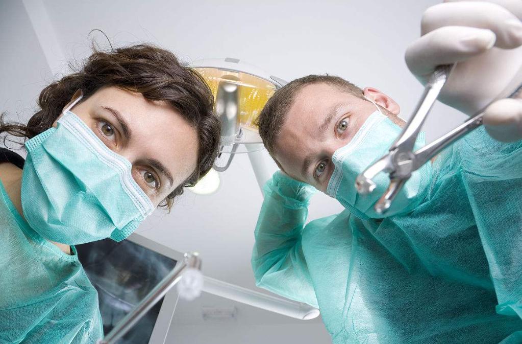 拔完牙五天嘴里臭臭的血腥味,拔完牙后吞咽口水臭臭的