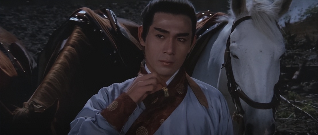 古代武侠小伙在山洞吃草练武功,武侠男子在山洞中修炼内功