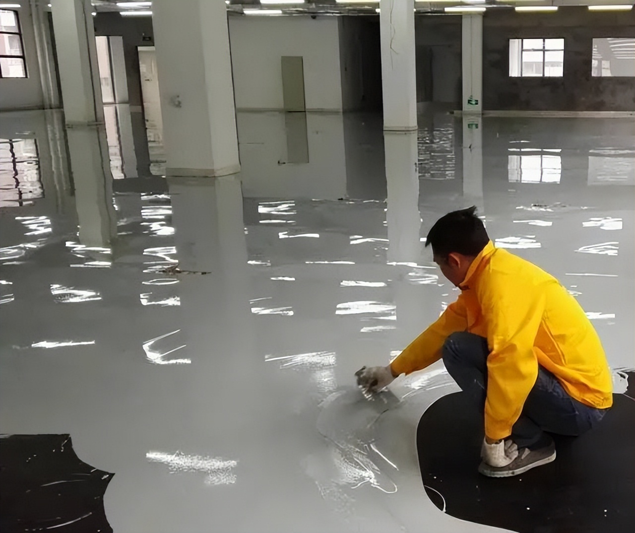 石膏自流平专用界面剂源头厂家,石膏自流平贴地砖需要刷界面剂吗