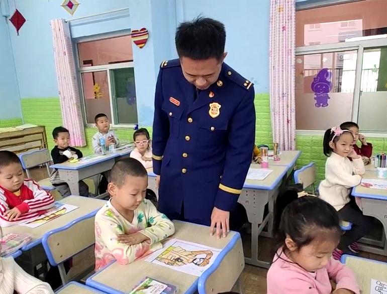 消防安全进百校宣传教育系列活动,走进学校开展消防安全宣传第一课