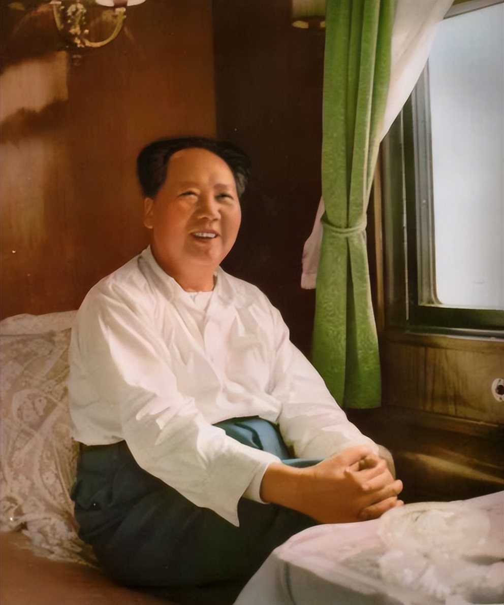 吕正操听不懂湖南话，王爱梅偷偷做了一个手势，被毛*东泽**一眼识破