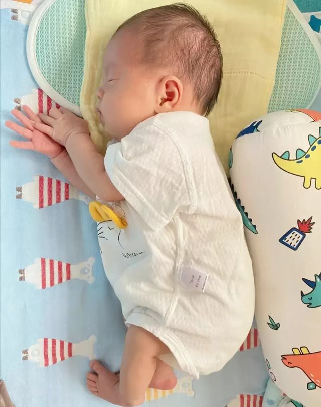 宝宝学翻身夜里一直醒,宝宝晚上蹬被子翻身频繁怎么回事