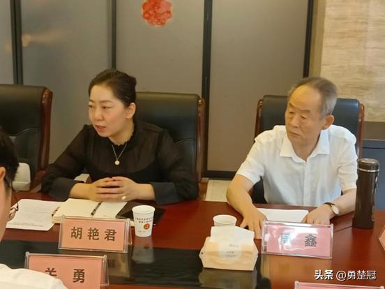 政府基层工作下乡,政府到农村帮助农民