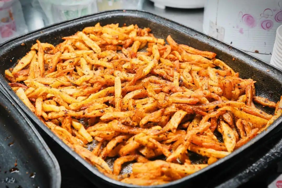 湖北这所大学：5大食堂、高档公寓，吃住条件相当好，出门是地铁