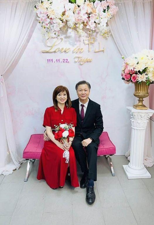 新闻美女主播官宣二婚！一身红裙嫁64岁教授，甜撒狗粮难掩幸福
