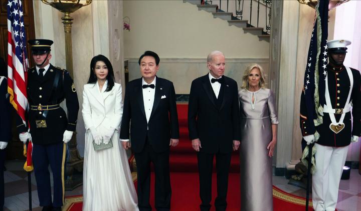 韩国第一夫人走红毯,韩国第一夫人穿韩服