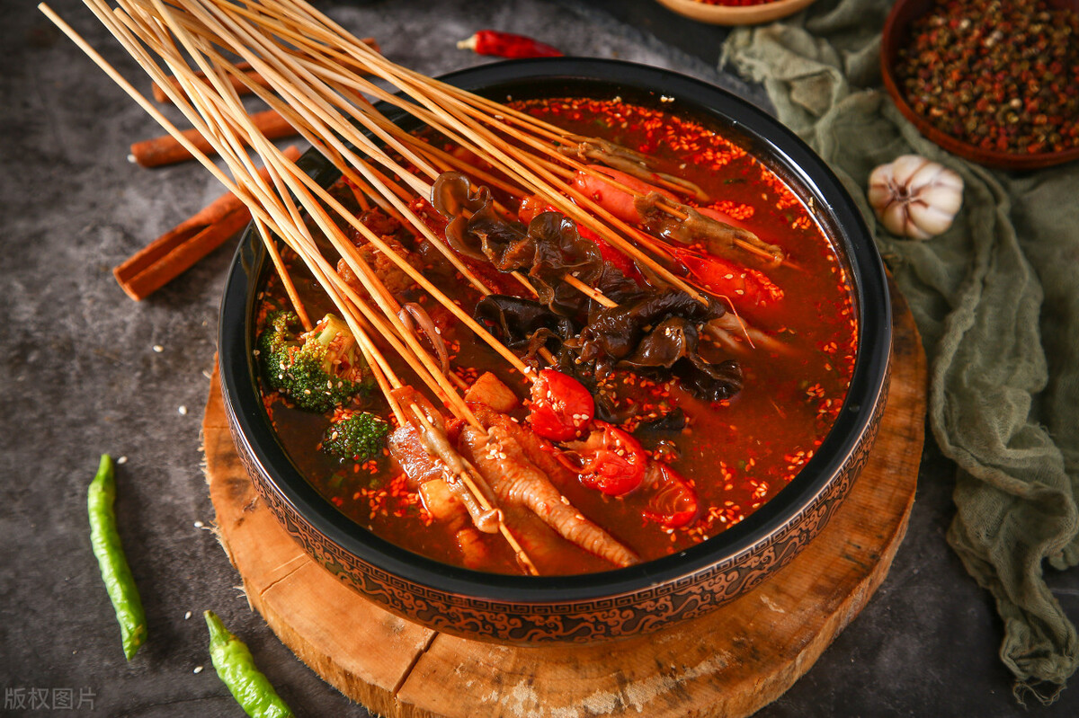 重庆老板卖麻辣烫，“啤酒免费不要钱”，半年盈利35万，策略牛