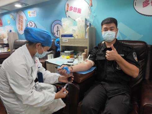 “城市走镖人”也是热血奉献者！武汉押运人挽臂献血11500毫升