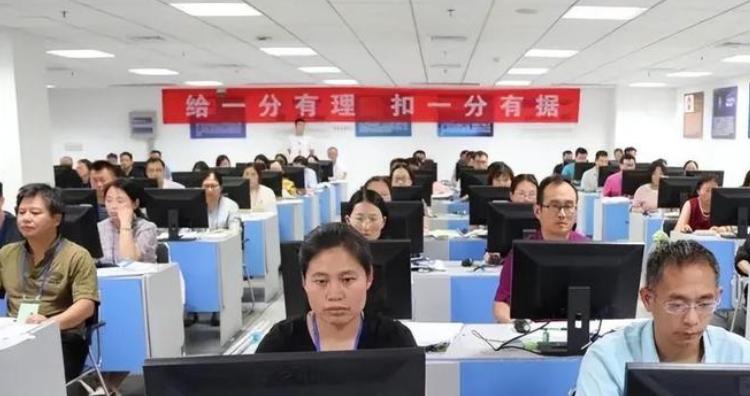 2013年，女孩称自己高考586分，再次查询却发现，只剩下了364分