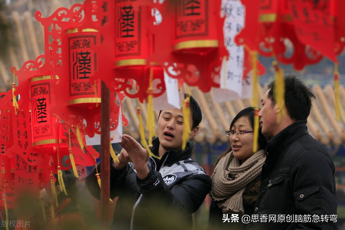 乡下有个黑大汉，头上插着两蒲扇，走一步来一扇（打一动物）