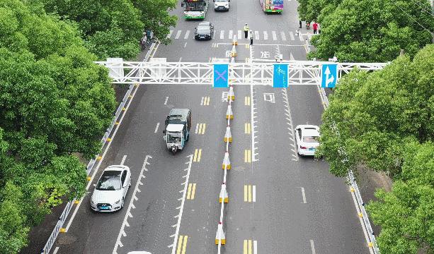 道路上的双黄虚线是什么意思,潮汐车道双黄虚线可以变道吗