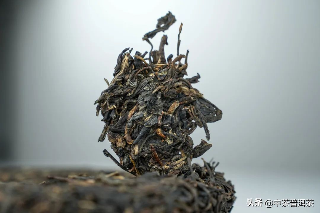 中茶2023孔雀普洱茶,中茶孔雀青饼品鉴图