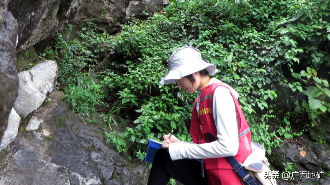 貌美白净的女生从事地质工作是什么样的体验？看看广西桂林这位斯文娇小的美女地质队员的独门绝技