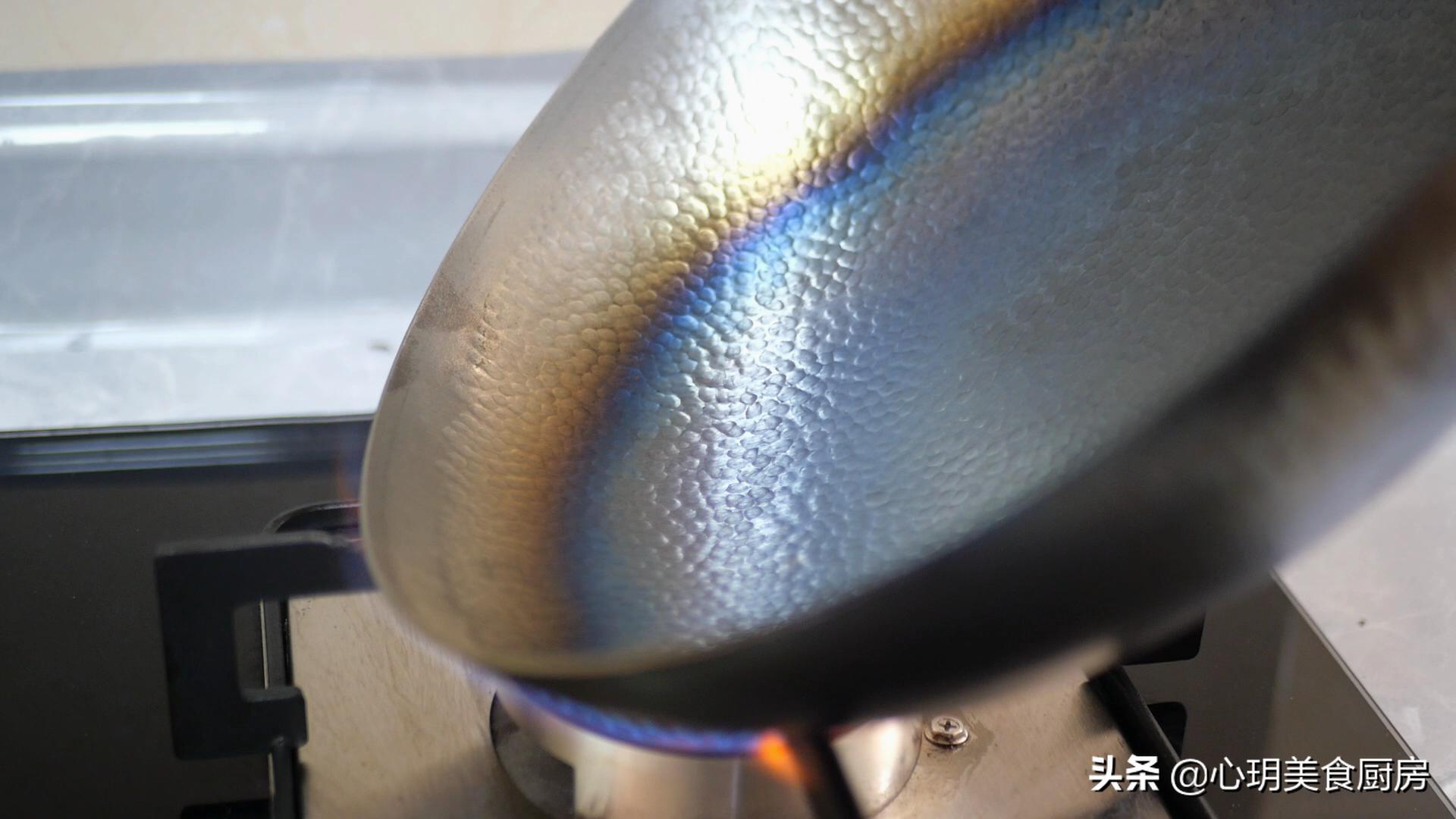 新铁锅别直接用,教你“开锅养锅”,不沾不锈寿命长,越用越顺手