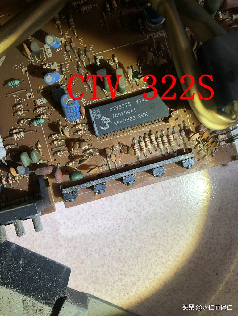 一台老古董电视机,20多年的古董电视换上新电视