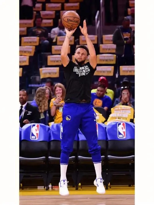 库里和詹姆斯2024年年薪各多少,nba最新排名詹姆斯的年薪是多少